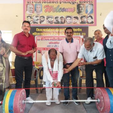 68वीं जिला स्तरीय विद्यालयी  वेटलिफ्टिंग प्रतियोगिता (17-19 आयु वर्ग) सोमवार को रंगाज फिजिकल क्लब में शुरू हुई।