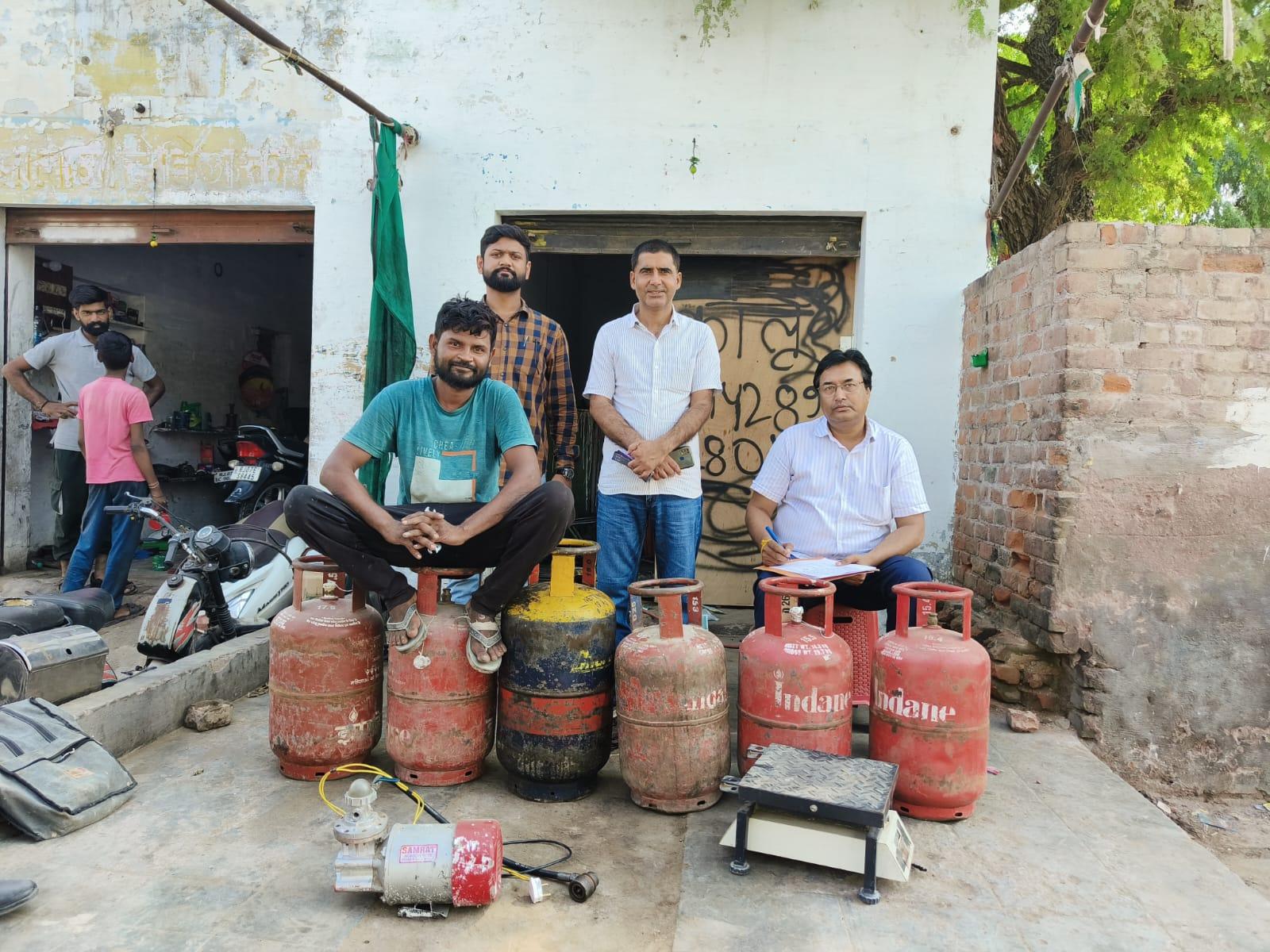 रसद विभाग की टीम ने दो स्थानों से जब्त किए आठ सिलेण्डर