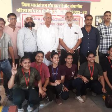 जिला स्तरीय विद्यालयी भारोतोलन प्रतियोगिताः पुरस्कार वितरण समारोह आयोजित
