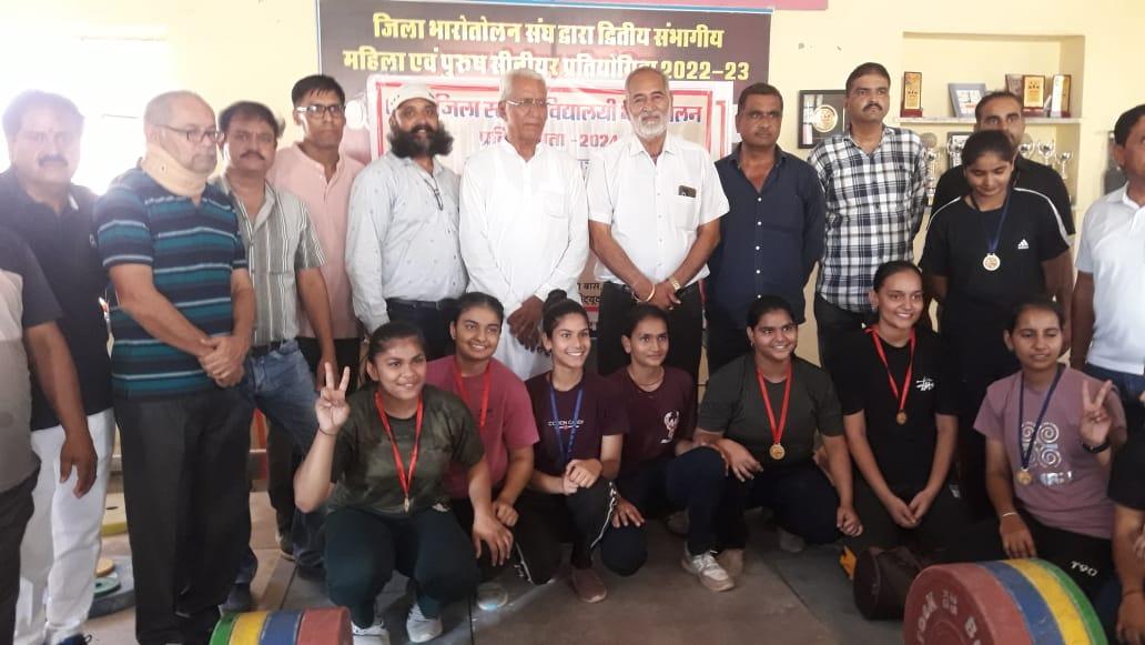 जिला स्तरीय विद्यालयी भारोतोलन प्रतियोगिताः पुरस्कार वितरण समारोह आयोजित