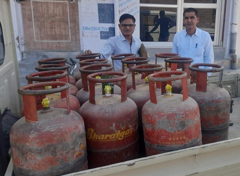 रसद विभाग ने सोमवार को भी की कार्यवाही: 34 घरेलू गैस सिलेंडर सहित इलेक्ट्रॉनिक काटें और गैस रिफिलिंग मशीन जब्त