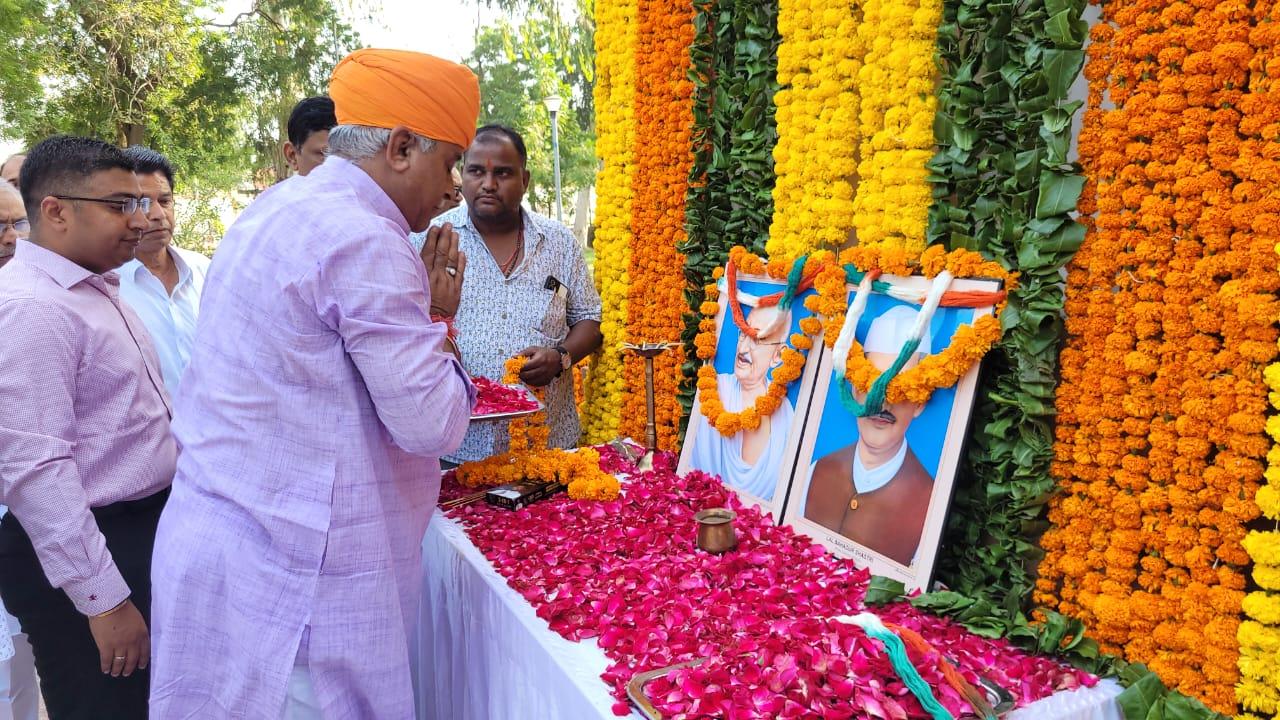 वैष्णव जन तो तेने कहिए जे पीर पराई जाने रे...