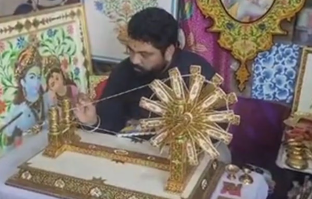 Bikaner News: एक चरखे में पूरा भारत... बीकानेर के राम भादाणी ने तीन साल की मेहनत से बनाया