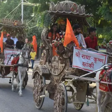 अग्रवाल समाज की वि​भिन्न संस्थाओं की ओर से तीन स्थानों से शोभायात्राएं निकाली गई।