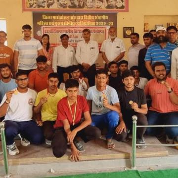 जिला स्तरीय विद्यालयी भारोतोलन प्रतियोगिता संपन्न पुरस्कार वितरण समारोह आयोजित
